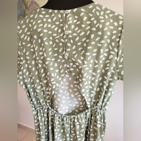 Green and white designs dress - Picture 3 of 6